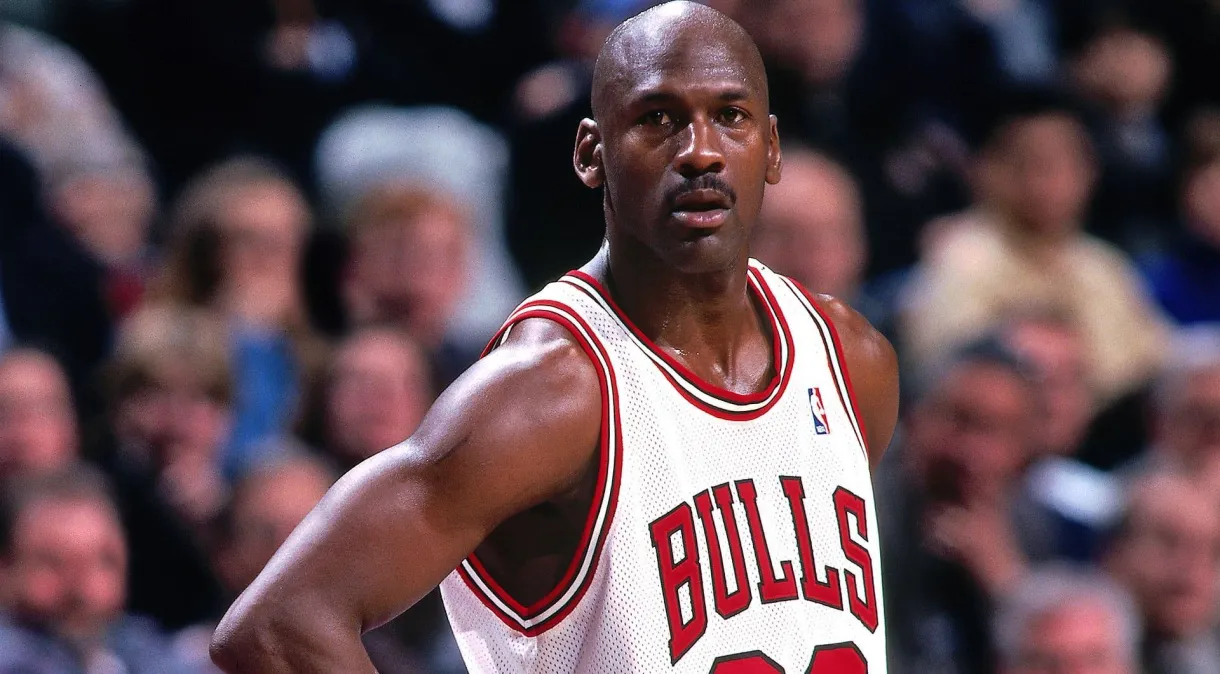 Tênis de Michael Jordan usados em finais da NBA são vendidos por recorde de US$ 8 mi