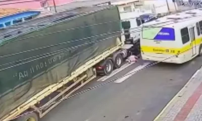 mulher-caminhao-s4rt0k0iq6hw Mulher sai ilesa após ser atropelada por caminhão em Figueira (PR)
Foto: Reprodução/Redes Sociais