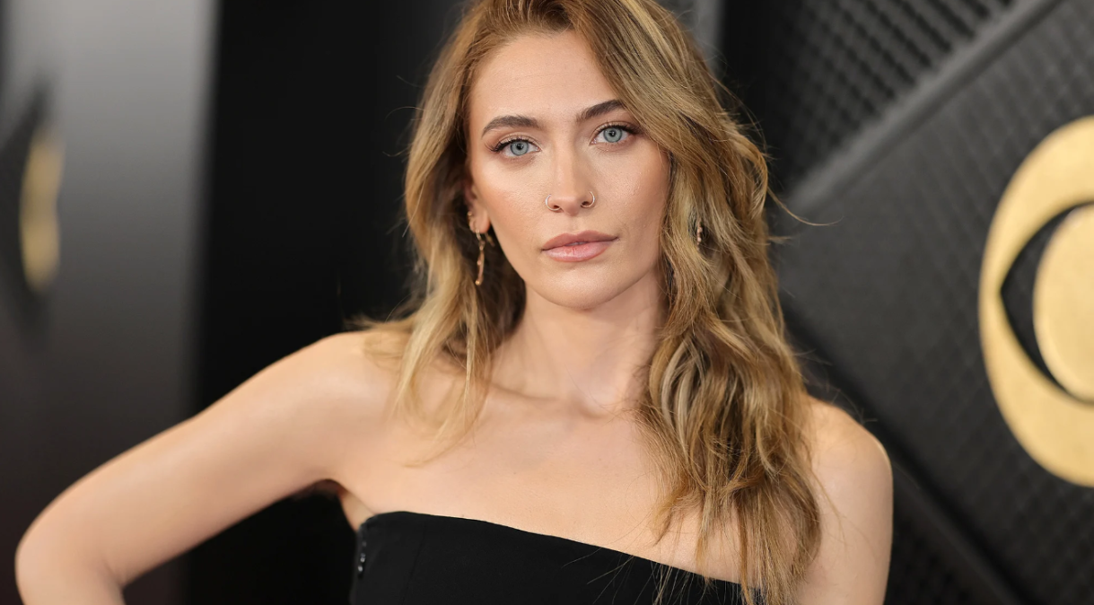 Em parceria com marca de maquiagem, atriz esconde 80 tatuagens no Grammy