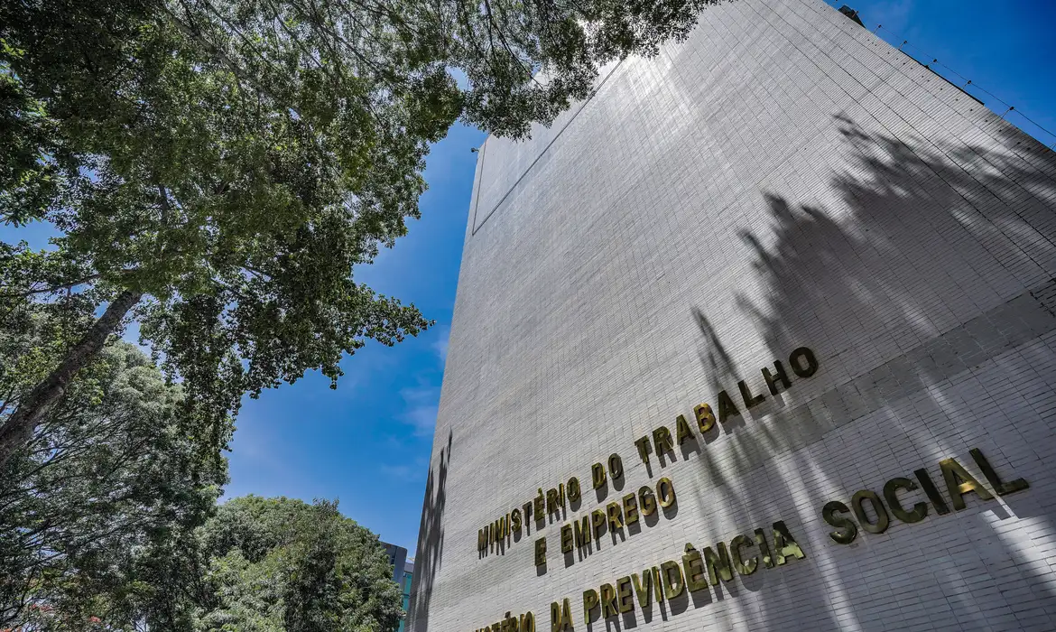 Prazo para empresas entregarem relatório salarial termina nesta quinta-feira