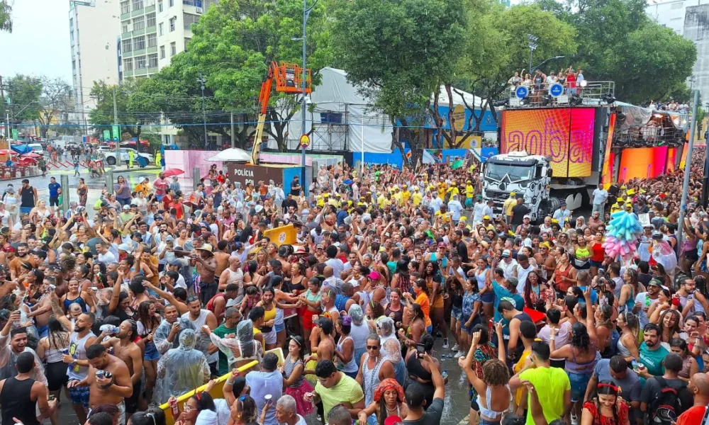 saulo-se-apresenta-no-segundo-dia-de-carnaval-00 saulo-se-apresenta-no-segundo-dia-de-carnaval-00