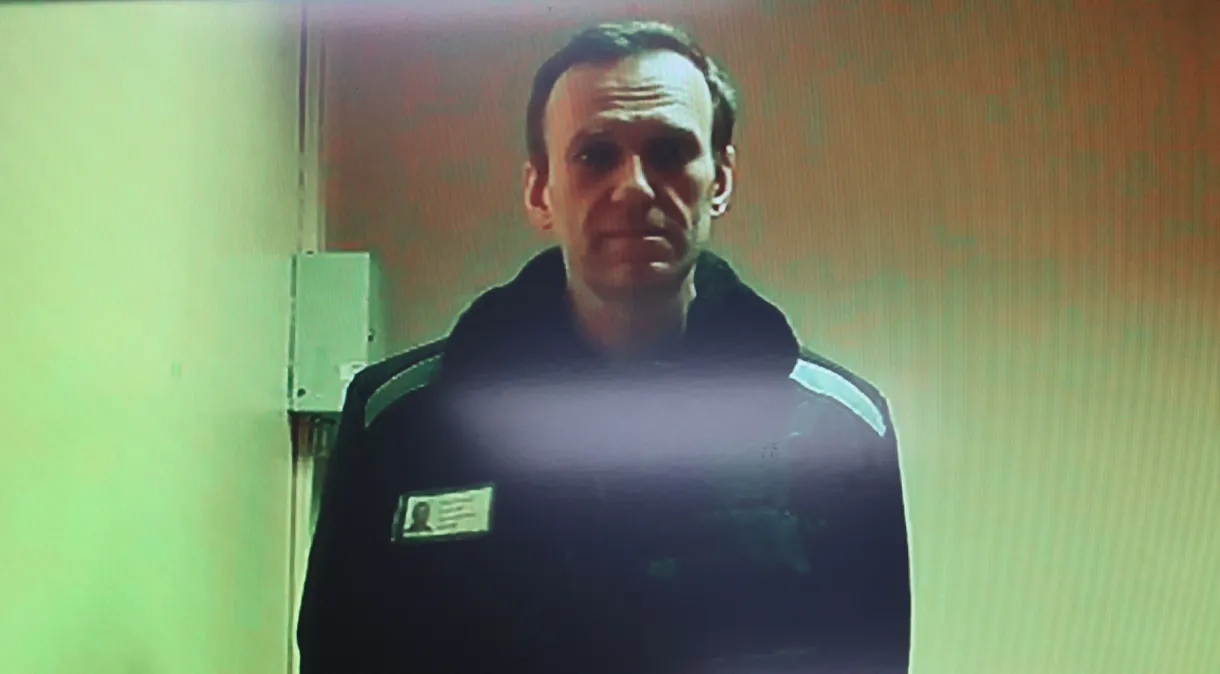 Um dia antes de morrer, Navalny teve audiência em tribunal e fez piada com juiz