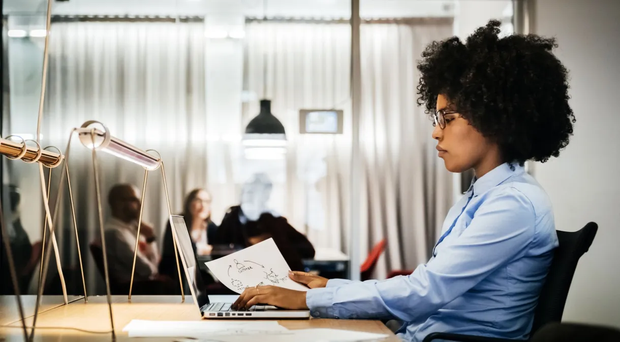 Trabalhar sentado o dia todo eleva o risco de morte precoce em 16%, diz pesquisa