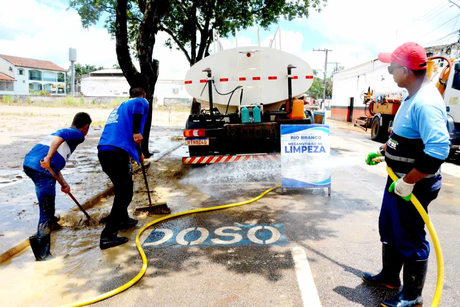 Prefeitura começa limpeza das ruas e calçadas após vazante do rio Acre