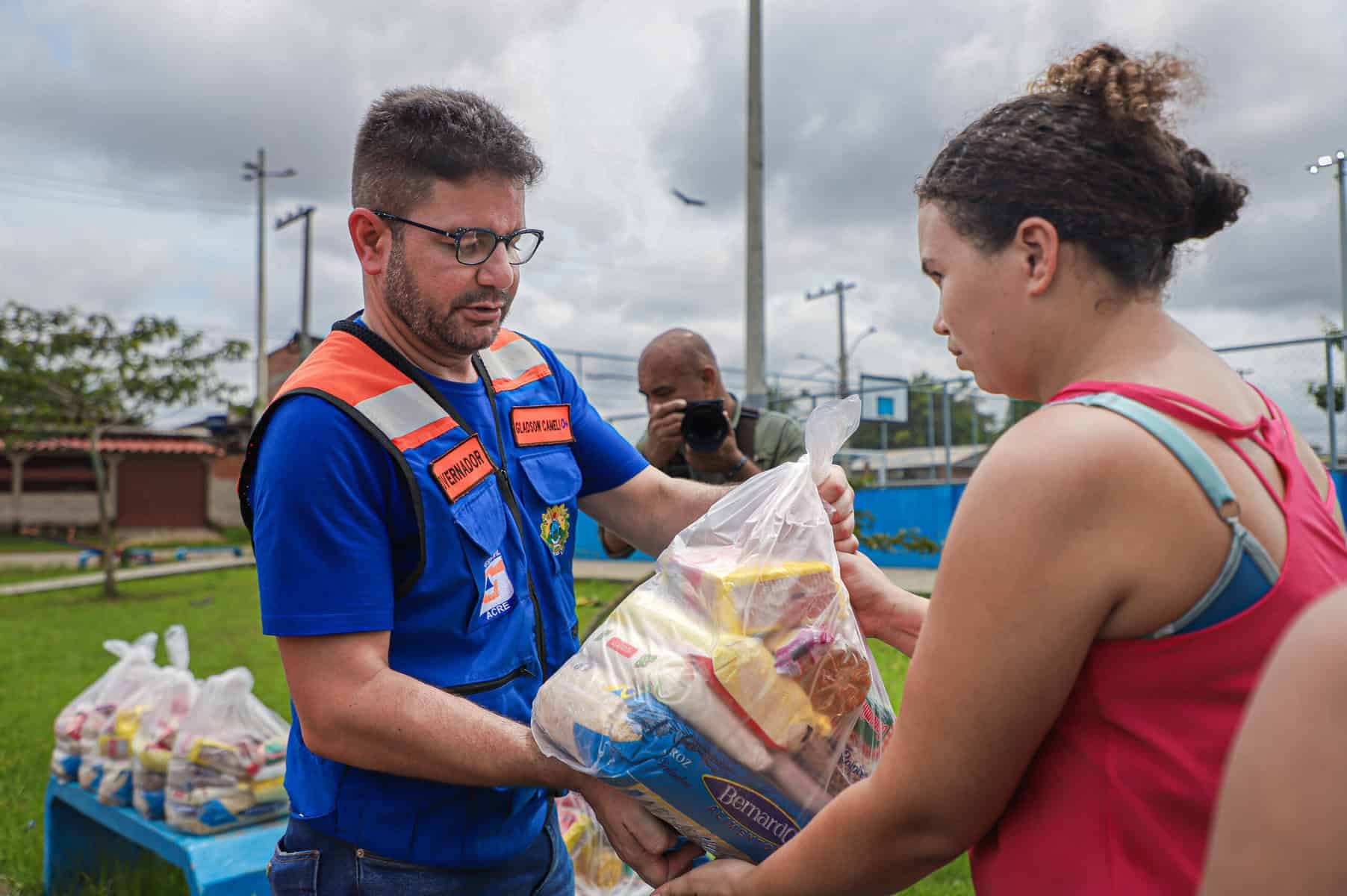 Governador participa da entrega de donativos aos atingidos pela enchente no bairro Carandá, na capital