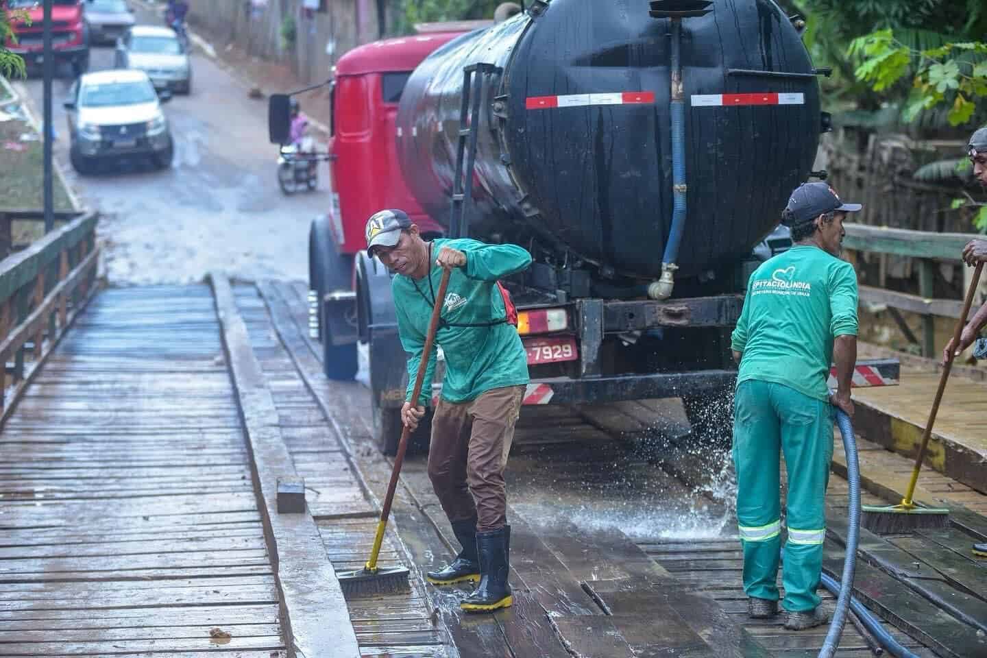 Governo e Prefeitura de Epitaciolândia iniciam operação de limpeza nos bairros afetados pela enchente