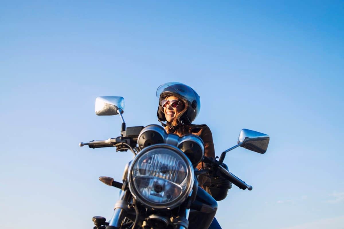 Regra do capacete aberto: saiba como usar sem levar multa