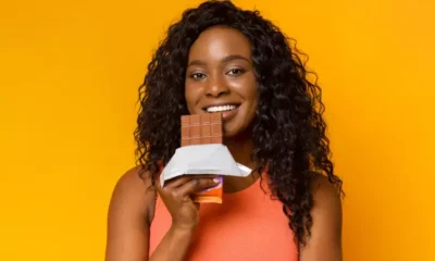 2014500830-mulher-comendo-chocolate Dependendo do tipo de chocolate, ele pode favorecer a saúde da pele
Foto: Prostock-studio | Shutterstock / Portal EdiCase