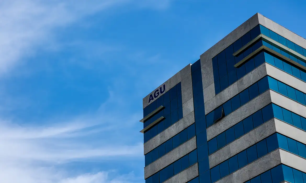 Advocacia-Geral da União pede bloqueio de bens, mas é contra cassação da Jovem Pan