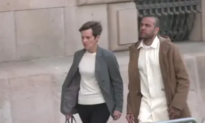 Ex-jogador Daniel Alves é visto com sua advogada, Inés Guardiola Sánchez, advogada de Daniel Alves, a caminho de tribunal na Espanha após liberação de Alves sob fiança