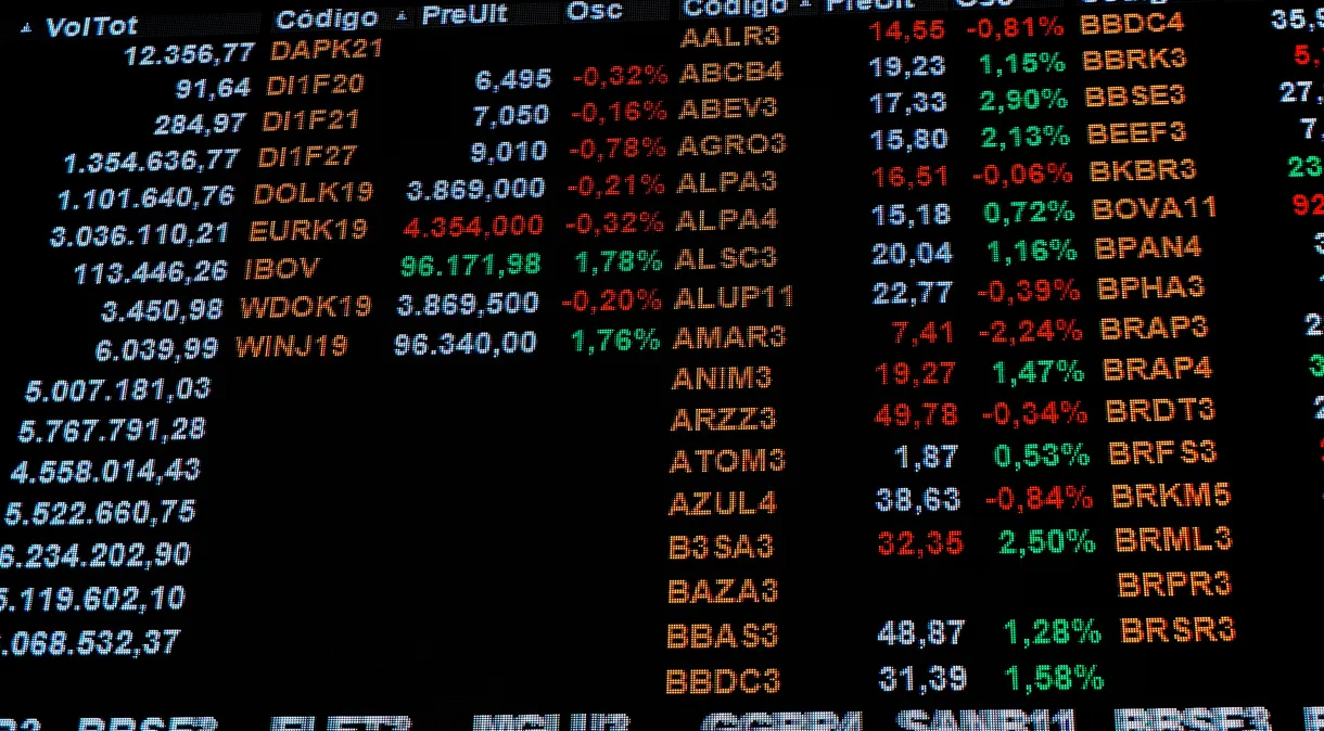 Ibovespa ronda estabilidade com exterior incerto; dólar cai