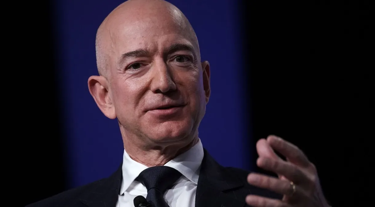 Jeff Bezos desbanca Elon Musk e retoma posto de pessoa mais rica do mundo