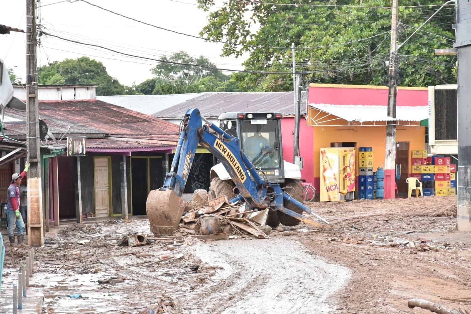 Governo e prefeitura trabalham na limpeza dos bairros atingidos pela alagação em Xapuri