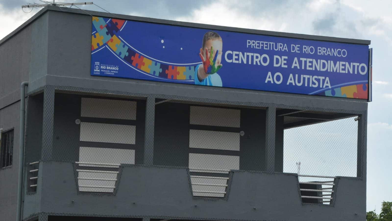 Prefeitura de Rio Branco entrega novo centro de atendimento às crianças com Transtorno do Expectro Autista e uma van para auxiliar às famílias