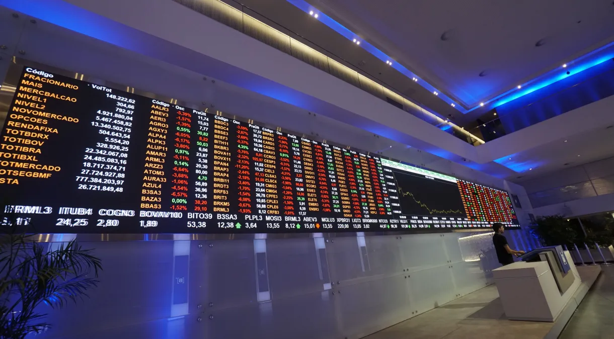 Ibovespa e dólar rondam estabilidade com expectativa por falas de Powell e dados dos EUA