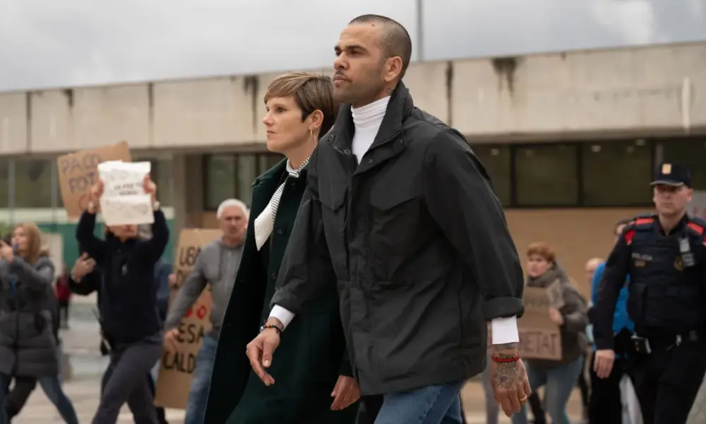 Daniel Alves deixou a prisão nesta segunda-feira (25) acompanhado de Inés Guardiola, advogada do jogador
David Zorrakino/Europa Press via Getty Images