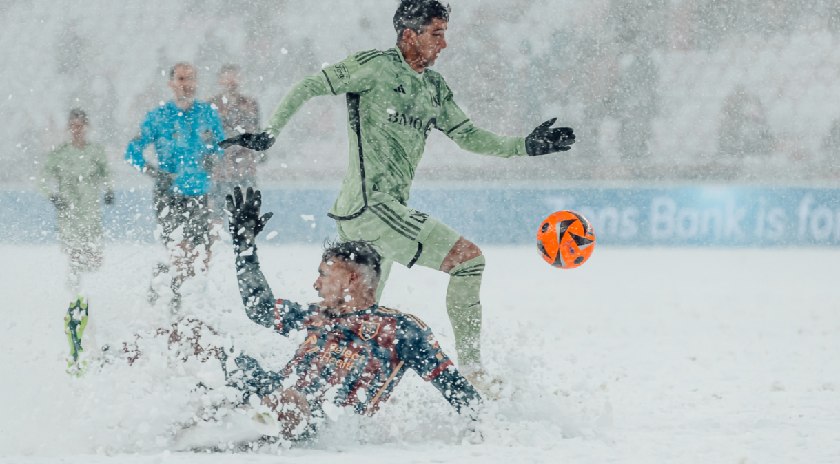 “Desgraça”: debaixo de neve, técnico reclama de jogo da Major League Soccer;veja imagens