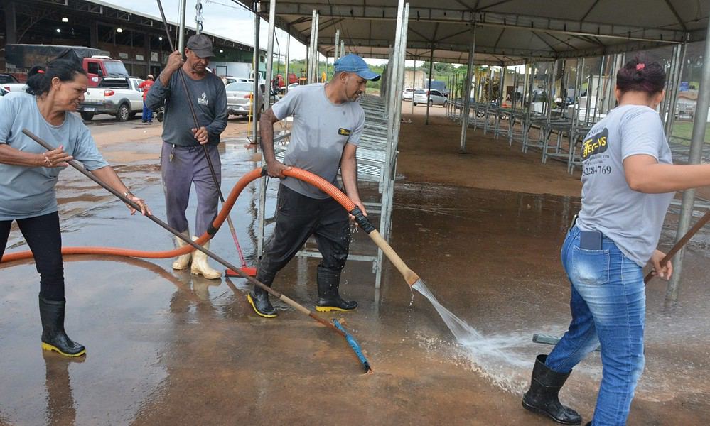 Limpeza-Ceasa-13-e1711484202692 Foto: Evandro Derze/Assecom)