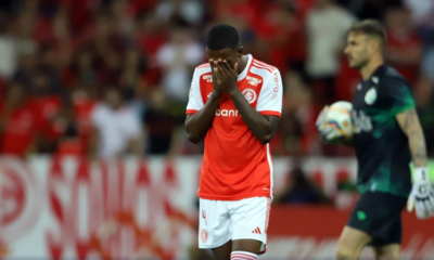 Robert-Renan-foi-consolado-pelos-companheiros-apos-erro-que-causou-eliminacao-do-Inter Robert Renan foi consolado pelos companheiros após erro que causou eliminação do Inter
Edu Andrade / Fatopress/ Estadão Conteúdo