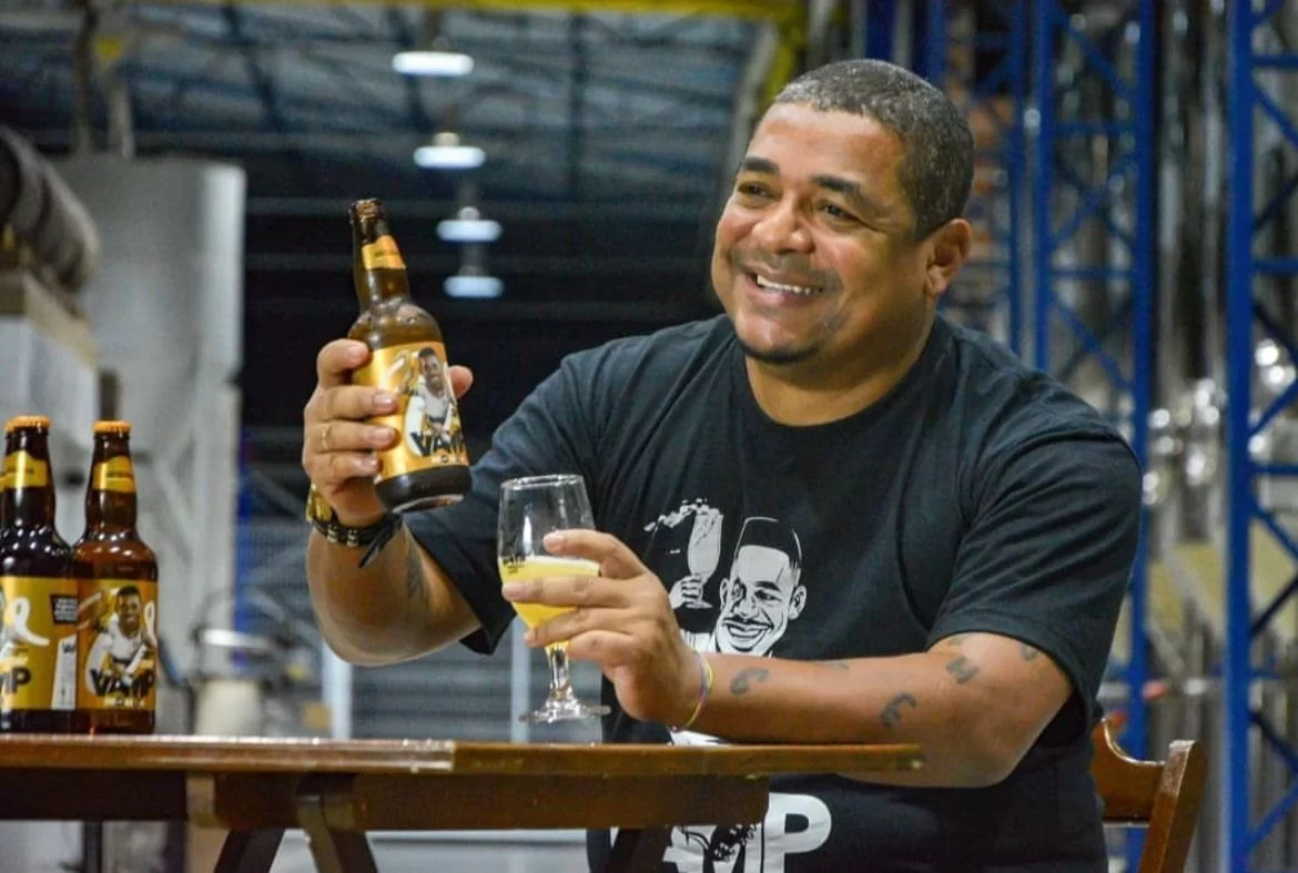 Justiça de SP penhora imóveis de Vampeta por dívida com escola