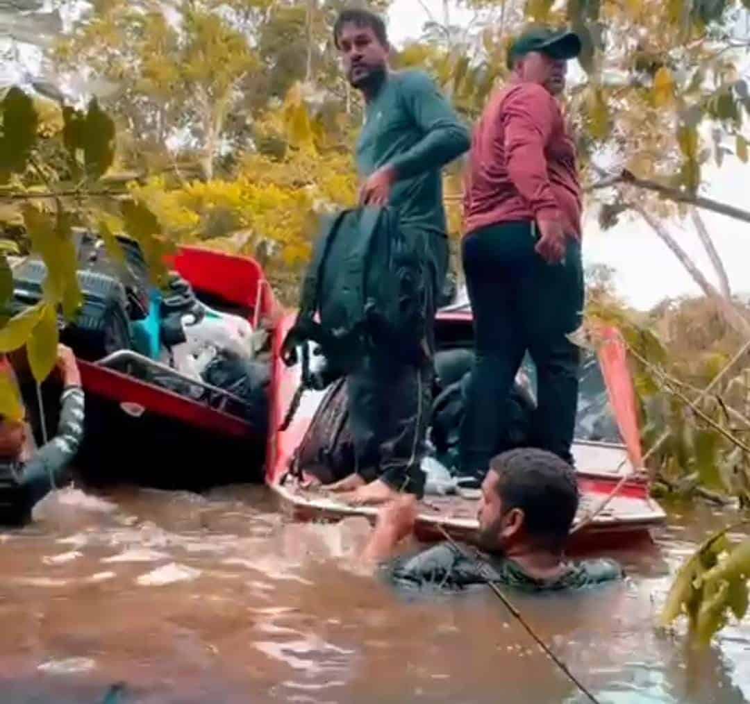 Barco com prefeito, vereadores e deputado naufraga no Rio Valparaíso no interior do Acre