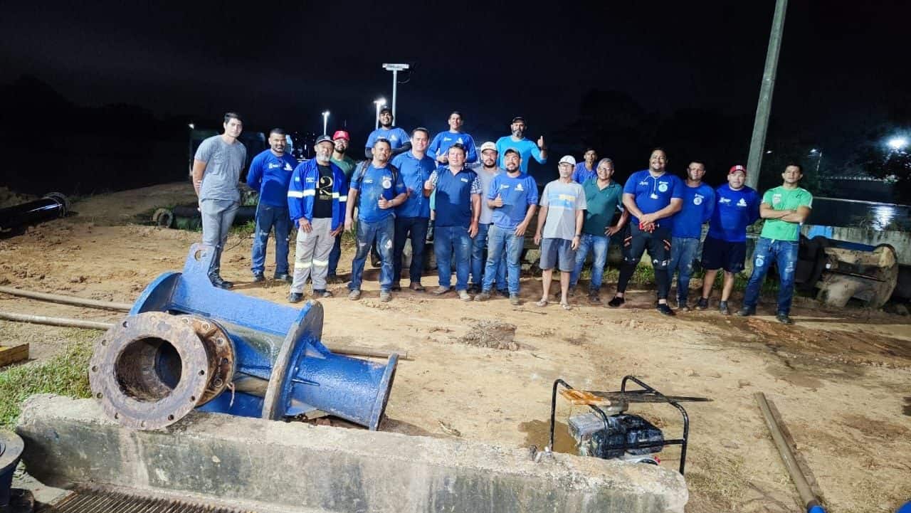 Equipe do Saerb enfrenta desafios para restabelecer captação de água em meio a enchente do rio Acre