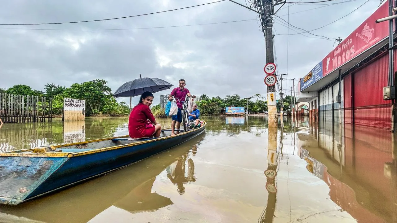 Na Avenida Sobral, pacientes e funcionários da UPA tem que acessar o local de barco
