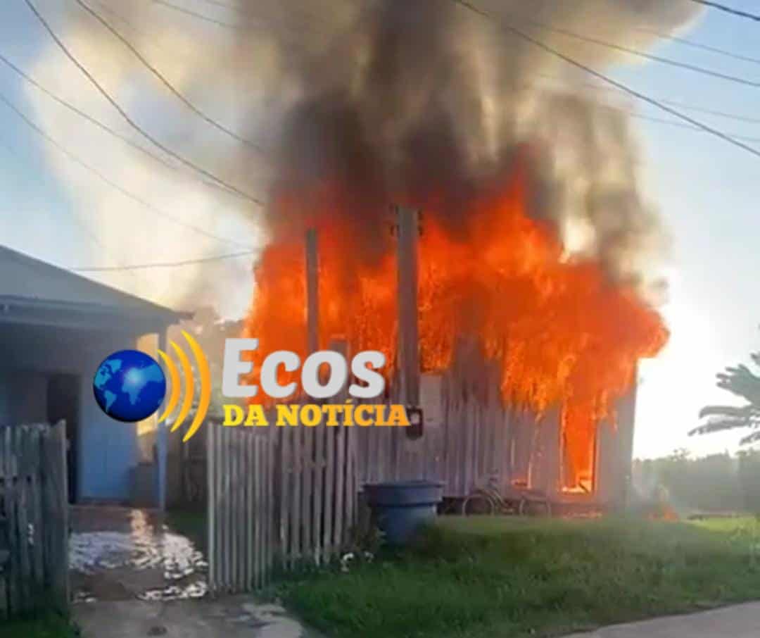Em Brasiléia, casa é consumida pelo fogo no Bairro José Moreira