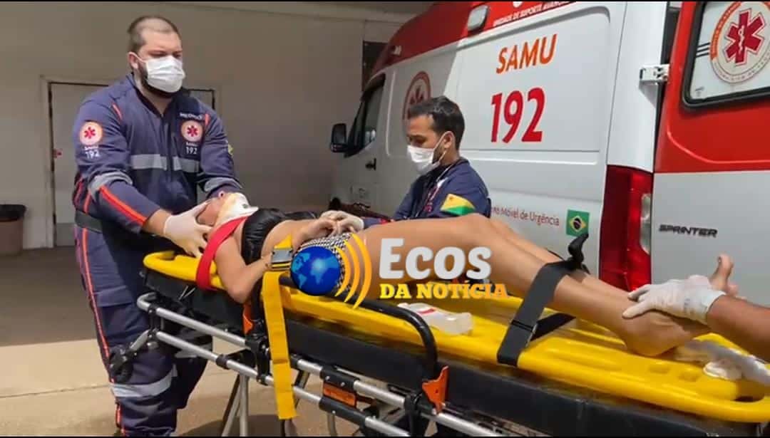 Colisão entre carro e moto, deixa mulher ferida na Avenida  Ceará