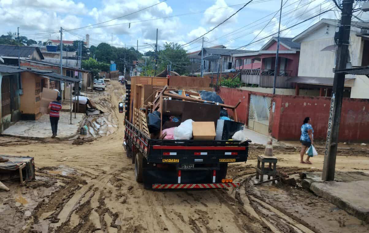 Com vazante do Rio Acre, Iapen dá suporte às famílias que estão retornando para casa