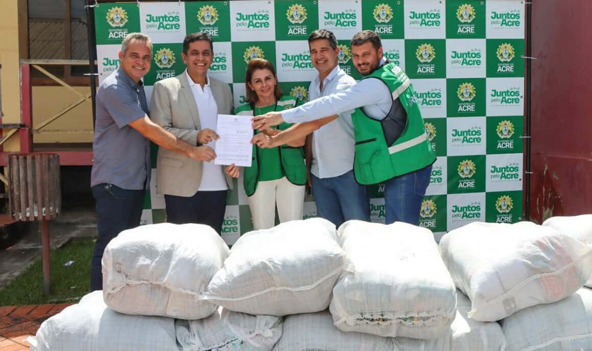 Fazenda entrega mercadorias apreendidas para doação a crianças afetadas pela cheia