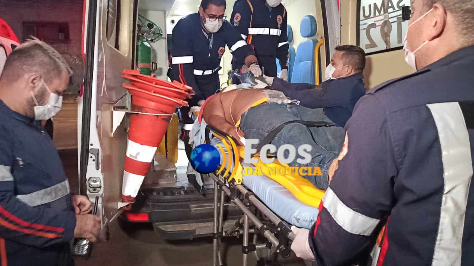 Jovem cai de moto, bate a cabeça e vai parar entubado no PS