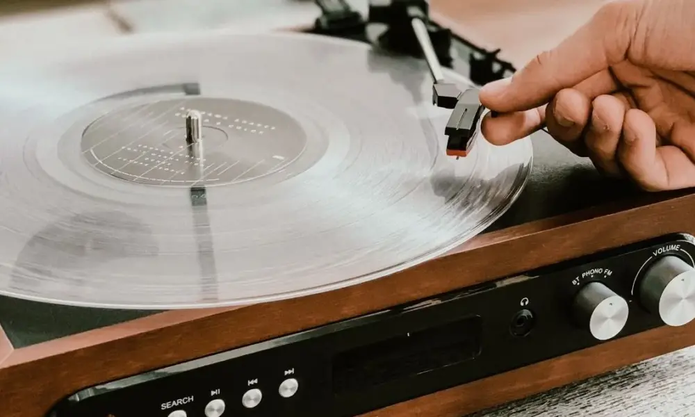 WhatsApp-Image-2024-03-21-at-09.16.08 Formato ultrapassou CD como mídia física mais consumida pelo brasileiro
Unsplash / Victrola Record Players
