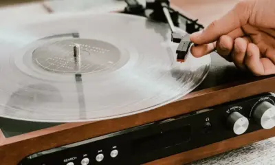 WhatsApp-Image-2024-03-21-at-09.16.08 Formato ultrapassou CD como mídia física mais consumida pelo brasileiro
Unsplash / Victrola Record Players