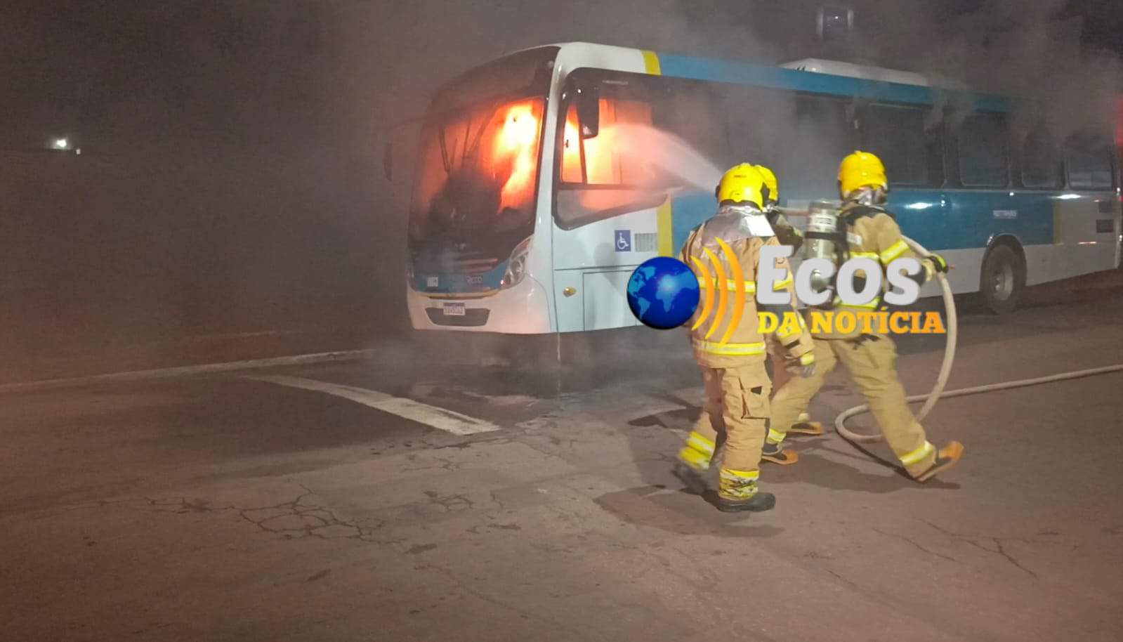 Pane elétrica causa incêndio e destrói motor e parte da frente de ônibus na capital