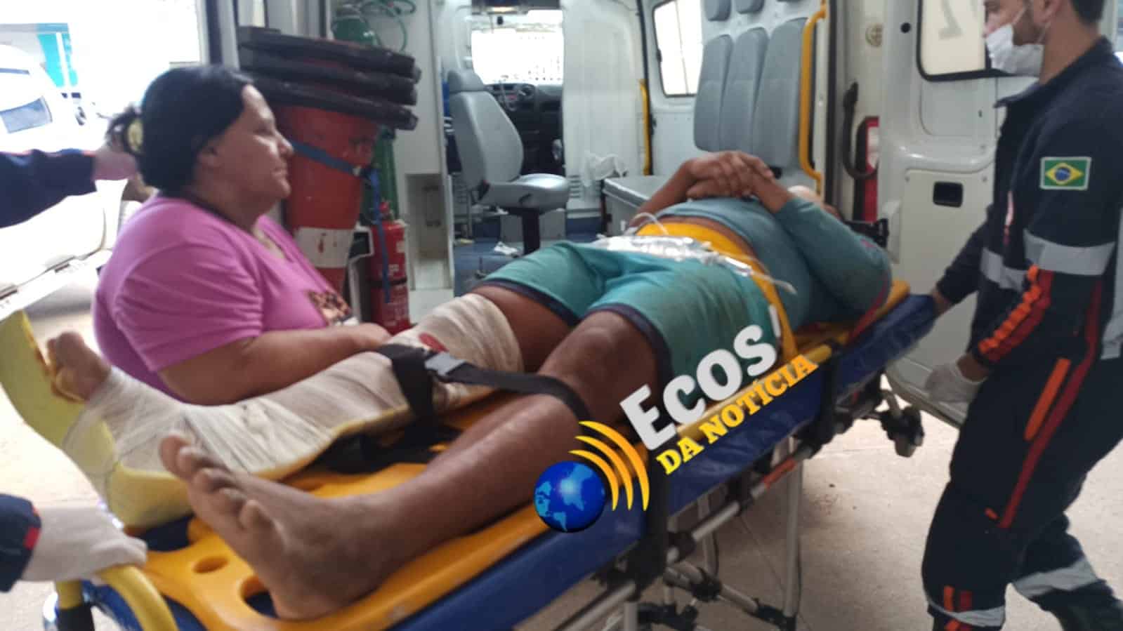 Pedreiro e ajudante são abordados por bandidos em motocicleta e feridos a tiros