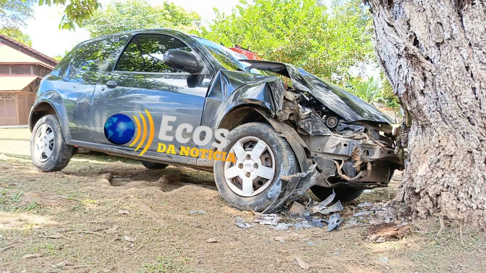 Idoso perde controle do carro após falha nos freios e colide com árvore em Rio Branco