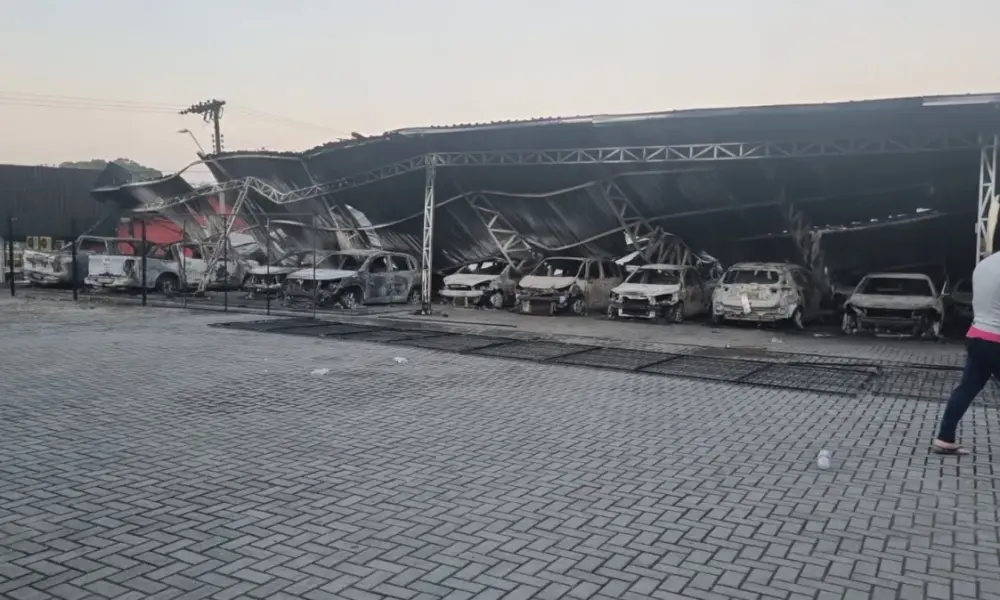 WhatsApp-Image-2024-03-28-at-10.54.15 Incêndio destruiu 70 carros em loja de Joinville, em Santa Catarina
Corpo de Bombeiros Voluntário de Joinville (CBVJ)