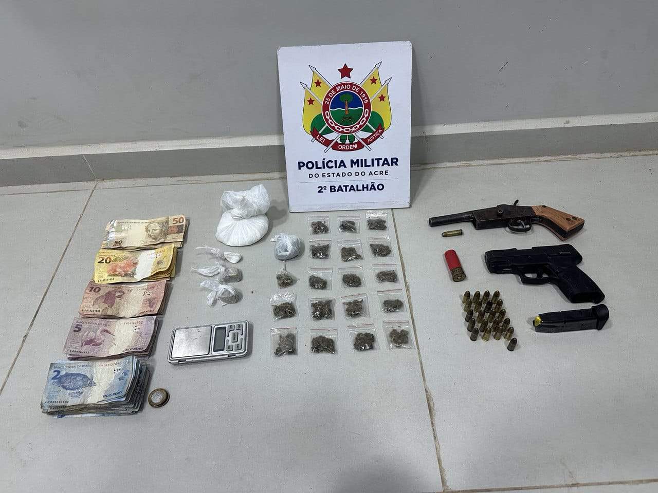 PM apreende armas de fogo, munições e drogas na capital