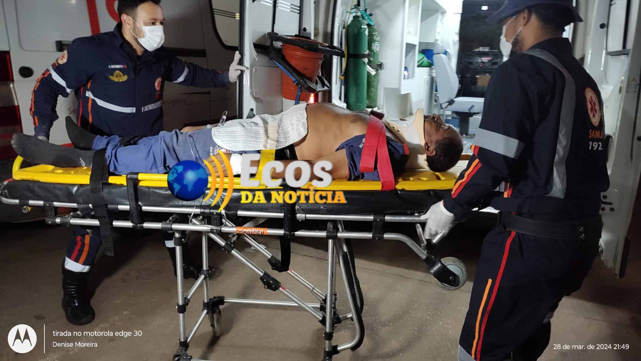 Homem fica ferido em acidente de moto ao colidir com caminhão