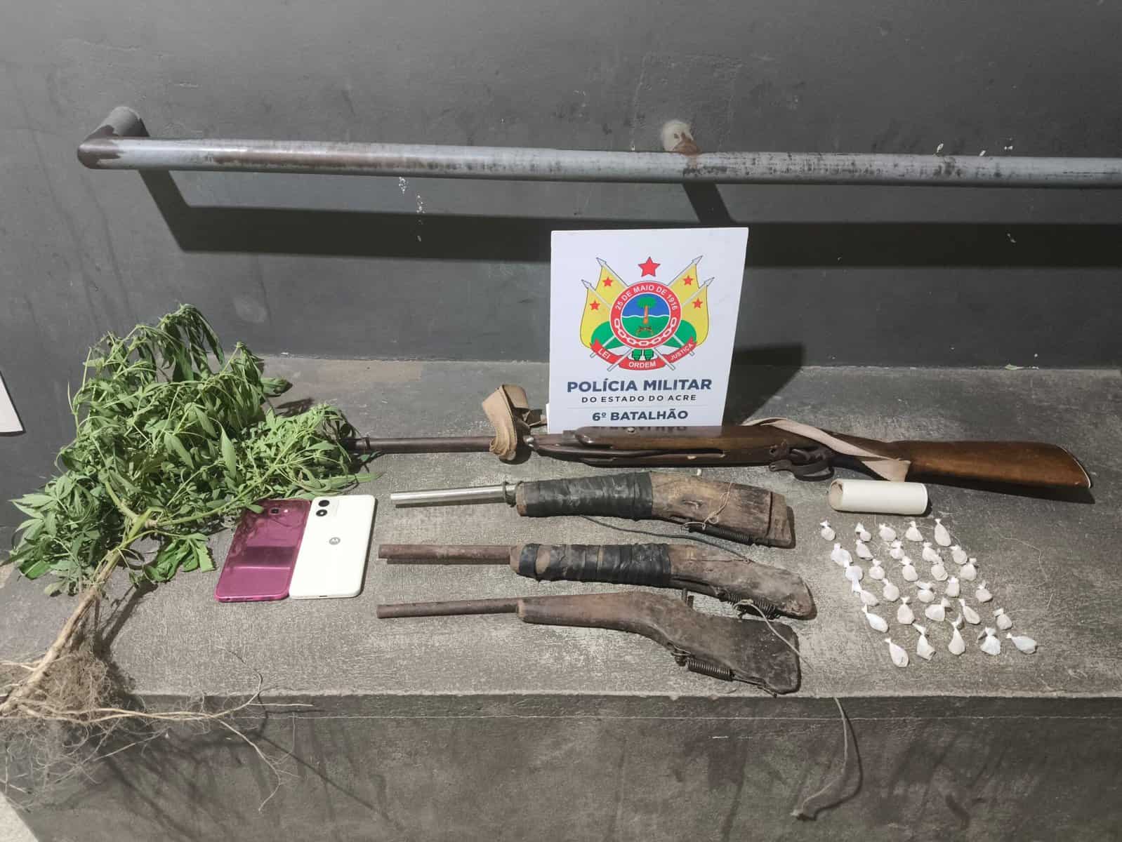 Em Cruzeiro do Sul, PM efetua apreensão de drogas e armas