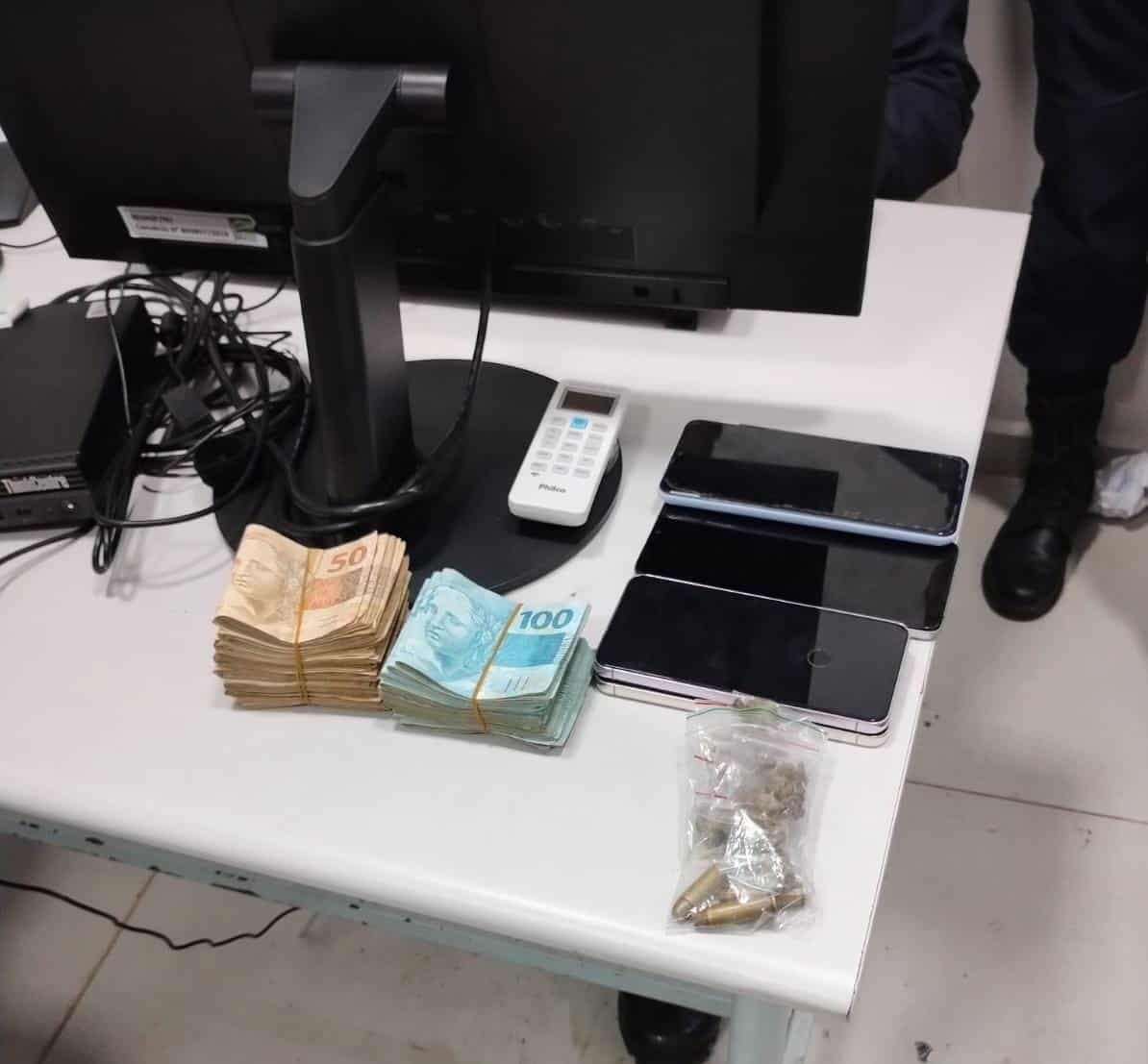 Polícia Militar recupera dinheiro, bens roubados e prende indivíduos após roubo