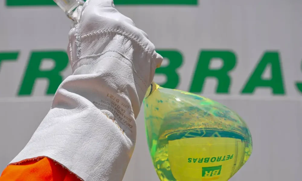 amostra_de_diesel_r5_-_foto_michel_chedid_agencia_petrobras amostra_de_diesel_r5_-_foto_michel_chedid_agencia_petrobras