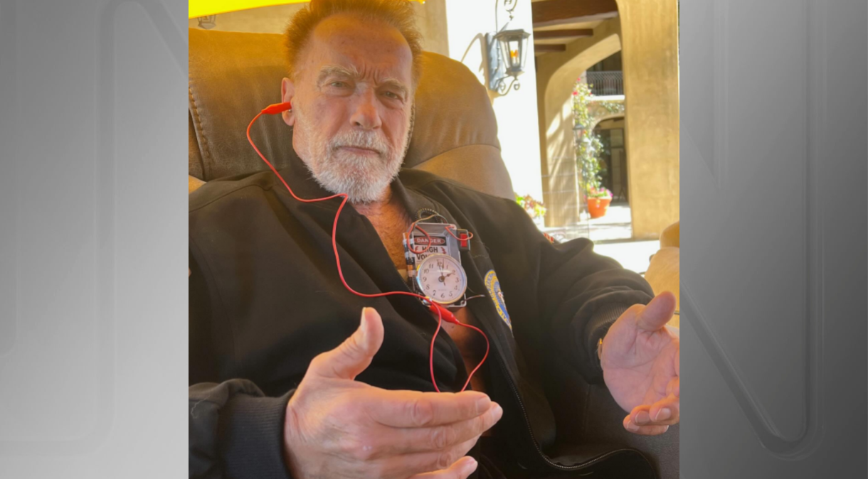 Arnold Schwarzenegger posta foto após cirurgia de marca-passo