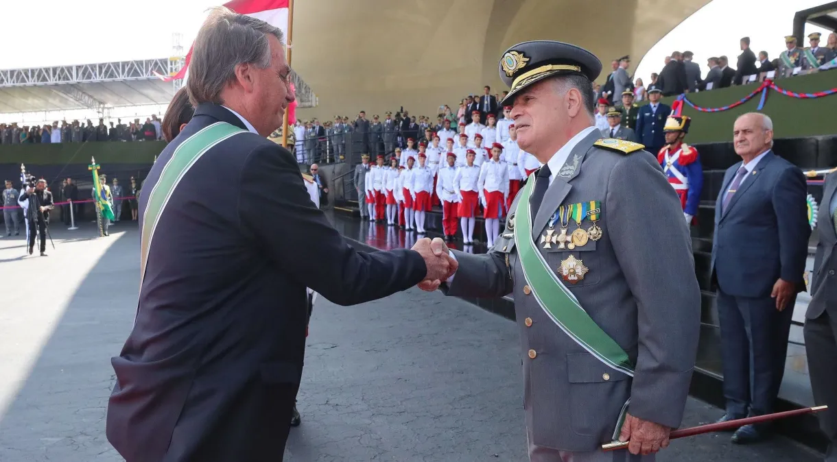 Ex-chefe do Exército ameaçou prender Jair  Bolsonaro se ele insistisse em plano de golpe
