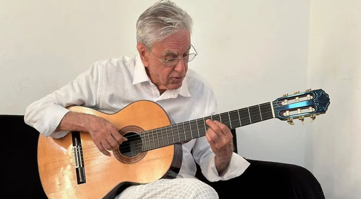 Caetano Veloso consegue na Justiça a penhora da receita de livros de Olavo de Carvalho