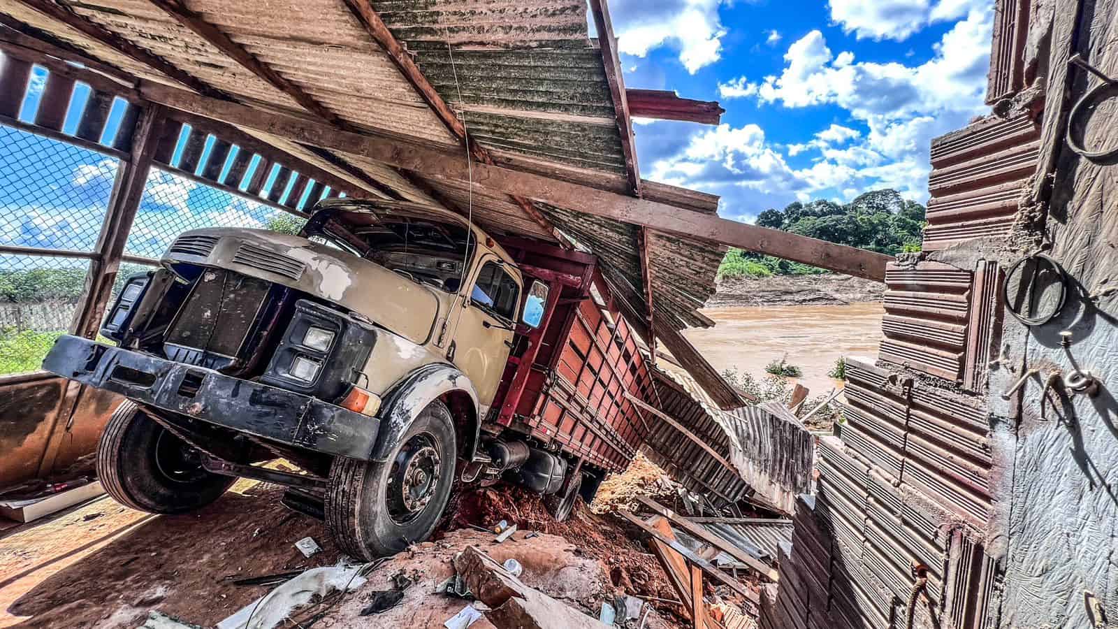 Casas, carros e caminhão são engolidos em desbarrancamento na Cidade Nova