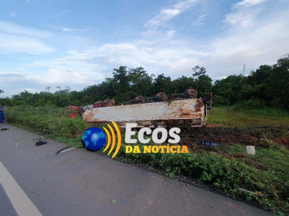 Caminhoneiro morre após tombar carreta e derramar combustível na BR-364 no interior do Acre
