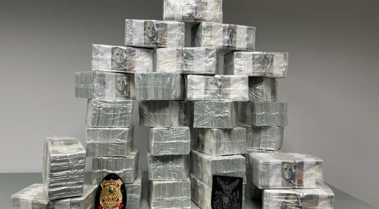 Montanha de dólar: Em parede falsa, PF encontra US$ 3 milhões em operação contra lavagem de dinheiro