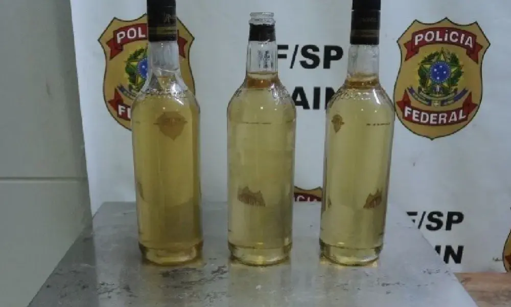 garrafadrogapf Drink de cocaína: mulher é presa no Aeroporto de Guarulhos ao transportar droga líquida em garrafas
Divulgação/Polícia Federal